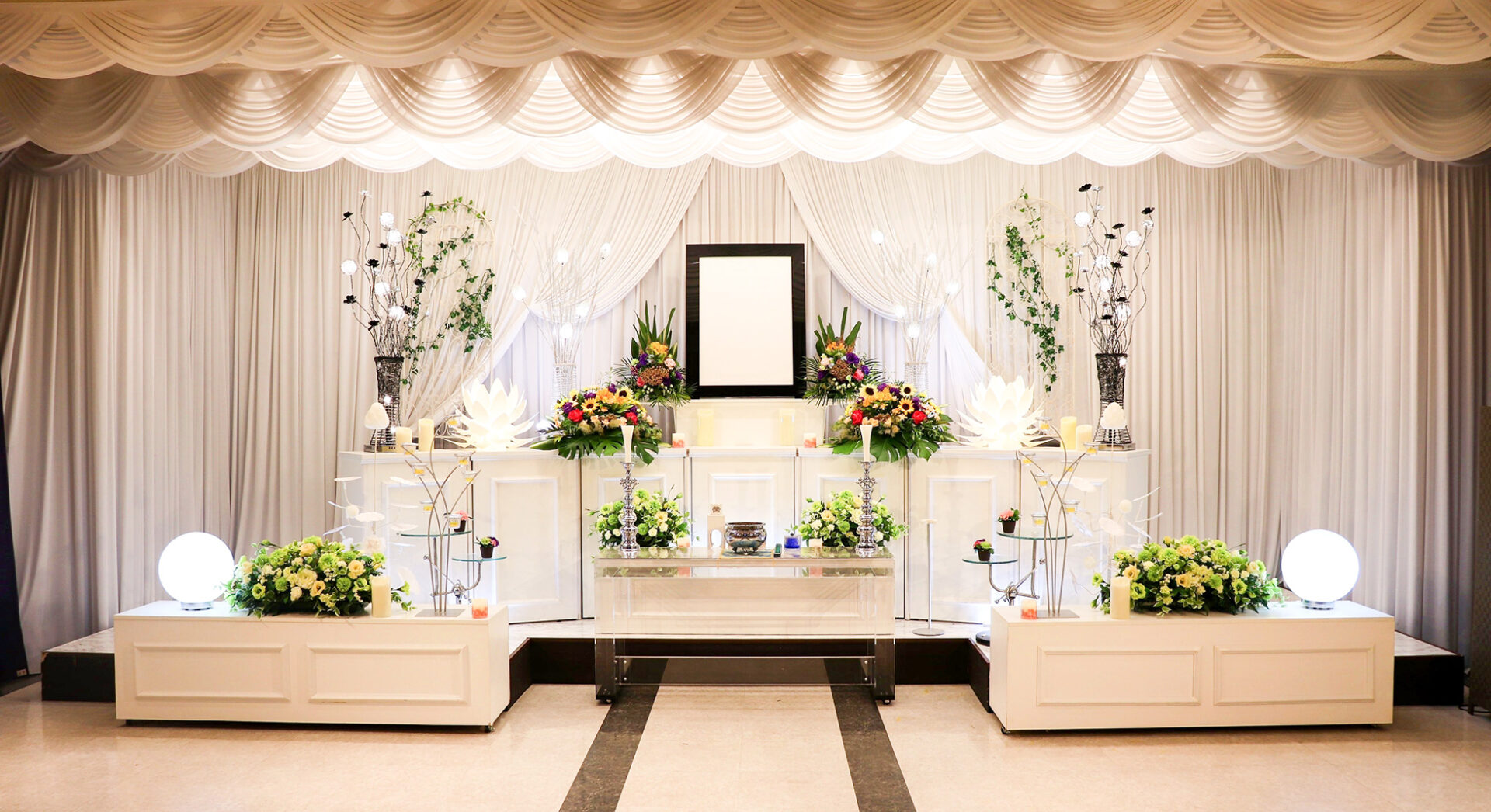 ホールはゆっくりとお別れできる空間を提供しており、会津屋ならではの感動葬儀をご提供します。